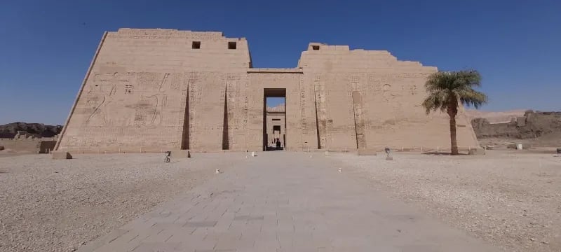 Primer pilono del templo de Medinet Habu, templo funerario de Ramsés III en la orilla occidental de Luxor